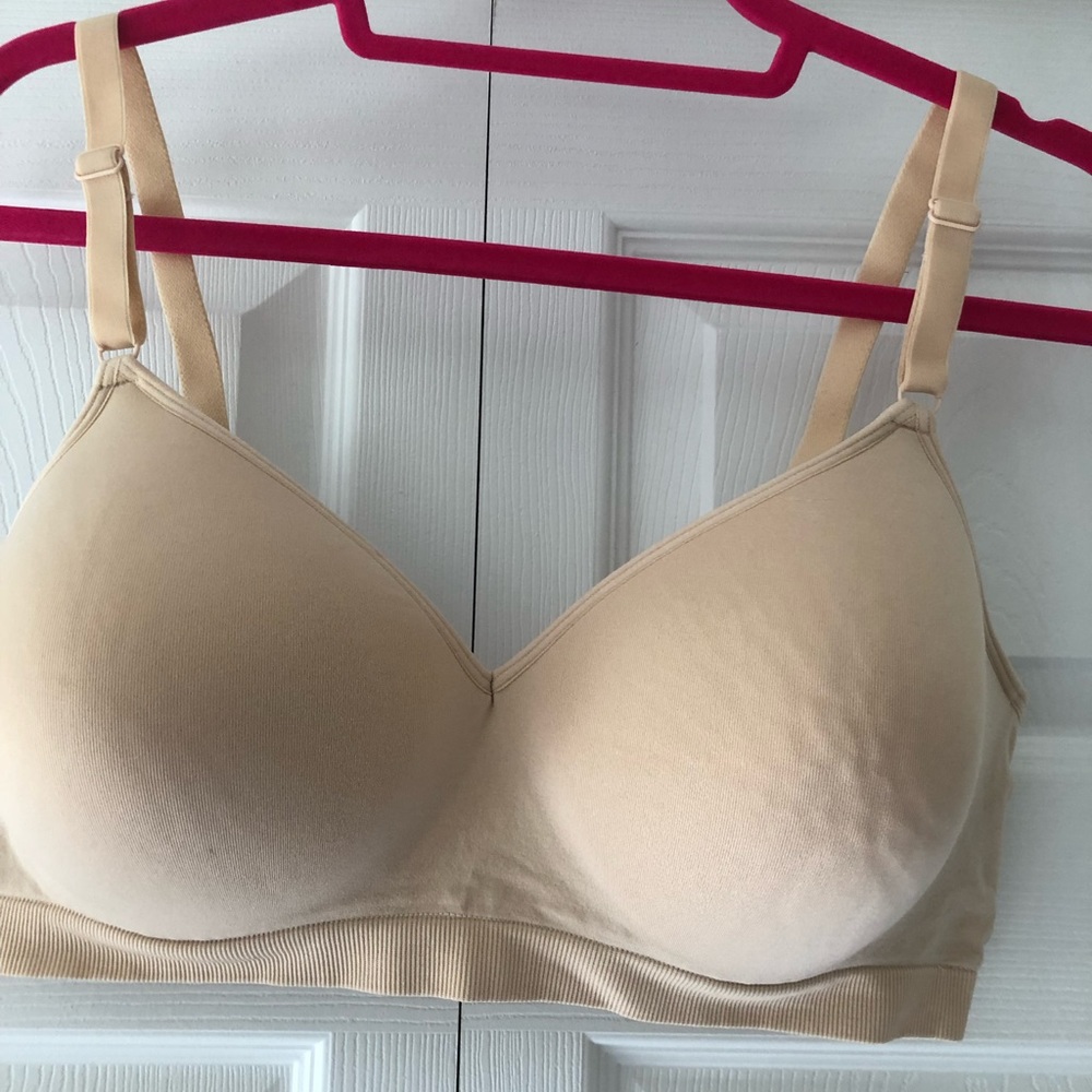 Soft cup no wire bra with stretchy band. 40D